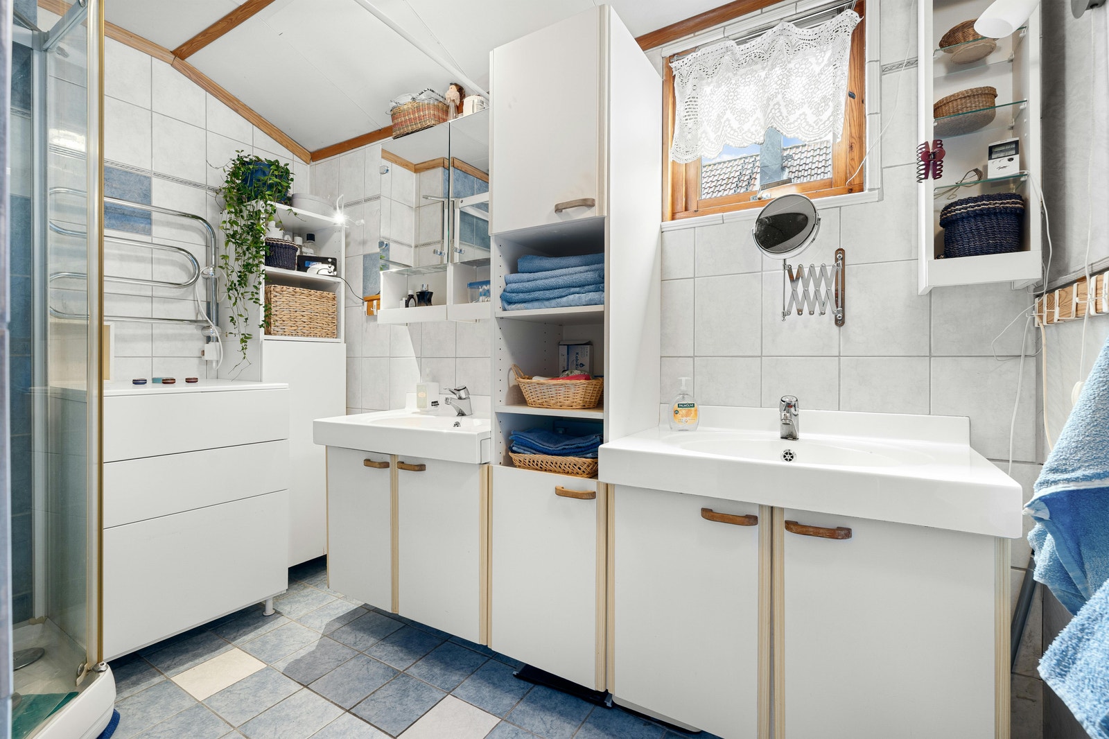 Romslig, flislagt bad i hoveddelen, 6,5 kvadratmeter. Galleribilde