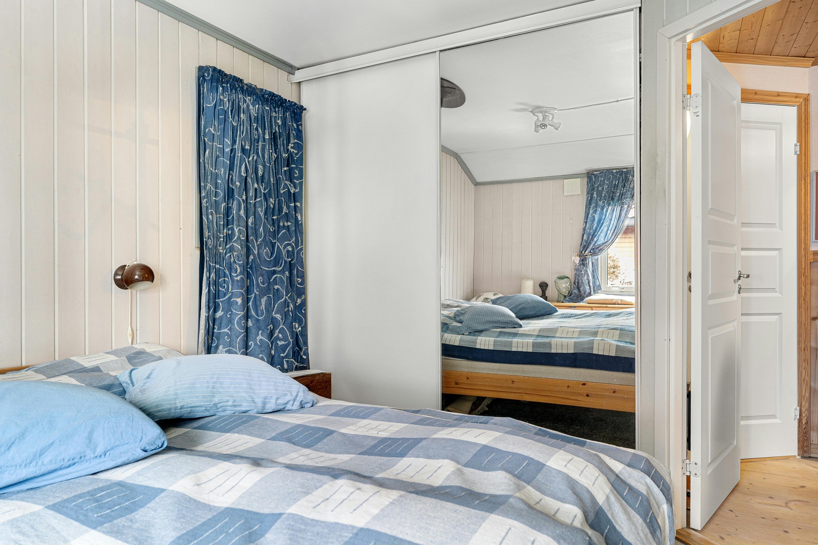 Fra dette soverommet har man enkel tilgang til hagen på baksiden. Galleribilde