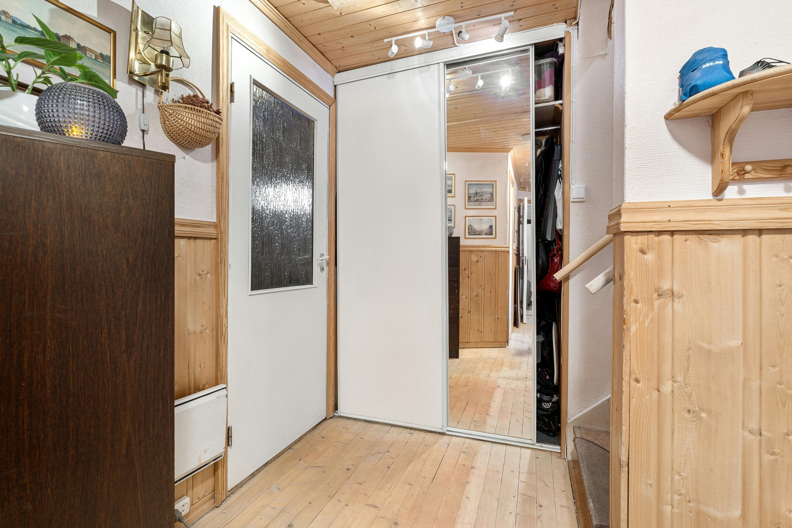 Entréen har rikelig med plass og flere smarte oppbevaringsmuligheter. Galleribilde