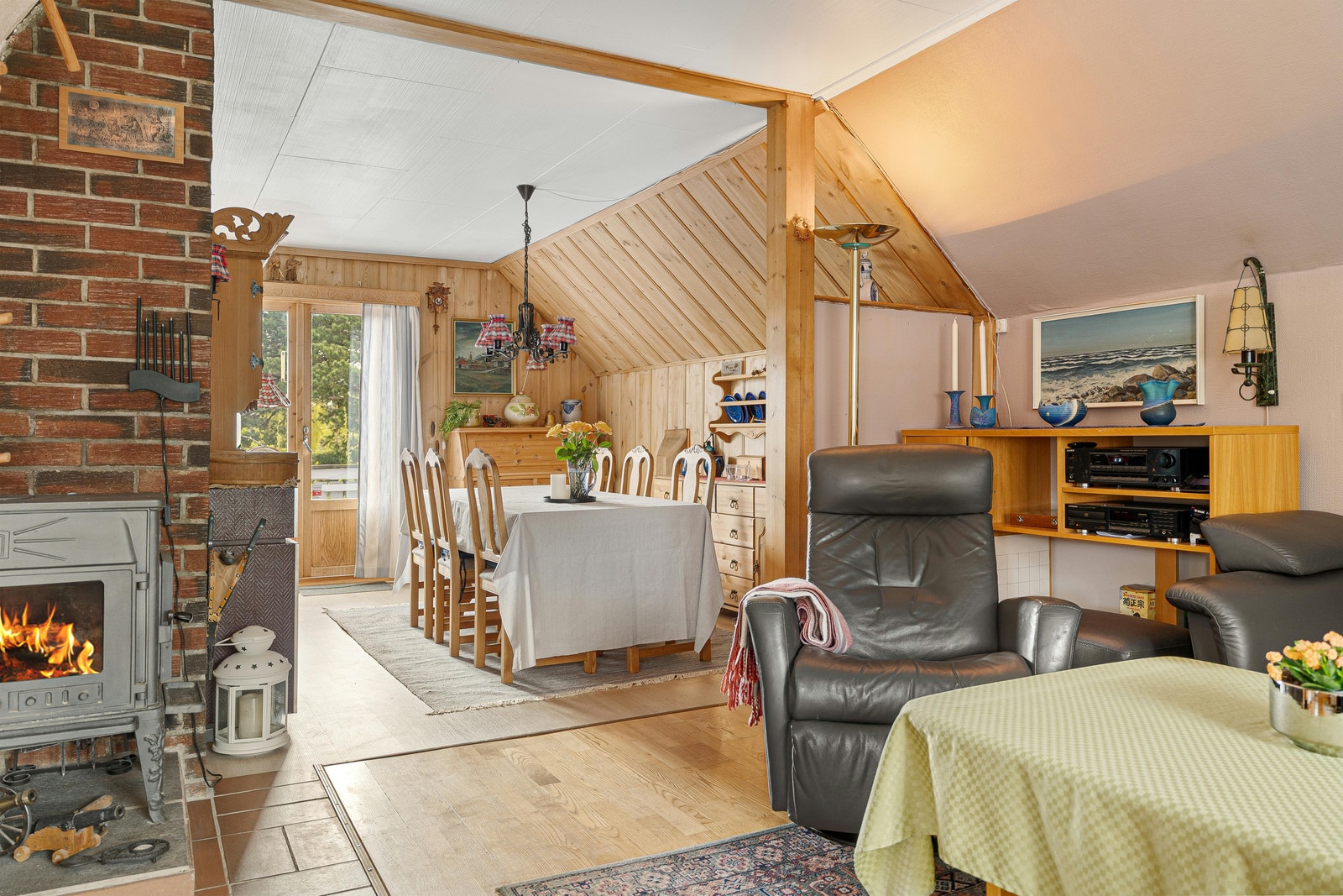 God planløsning gjør at stuesonen og spiseplassen fungerer i fin forlengelse av hverandre. Galleribilde