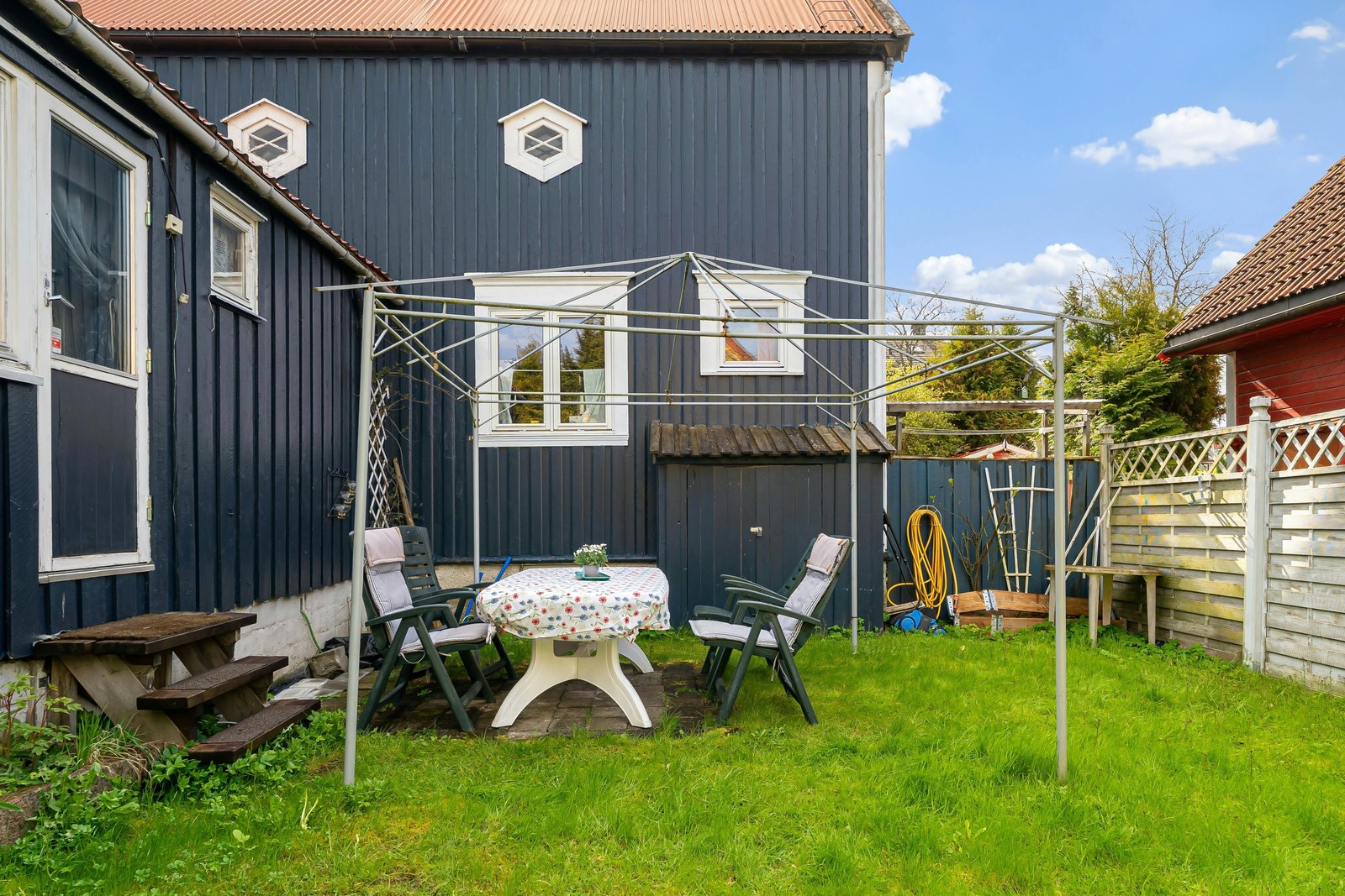 Flott, solrik tomt med gode uteområder. Galleribilde