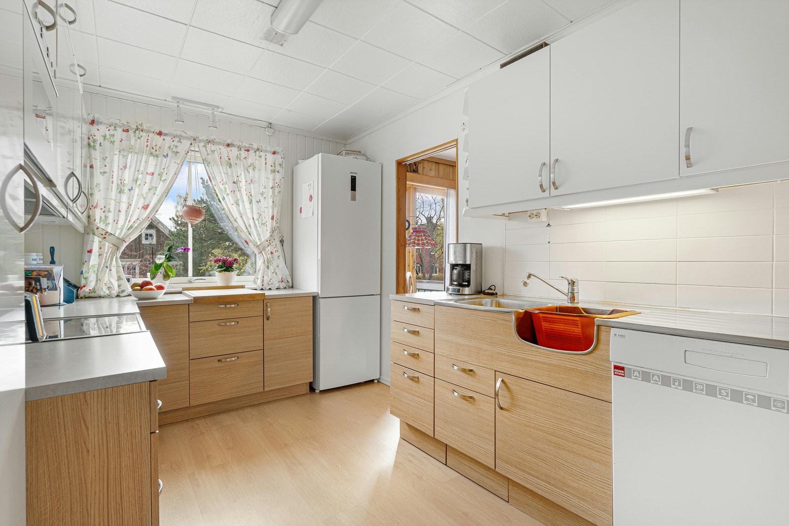 Kjøkkenet fremstår i god stand med velholdte overflater. Galleribilde