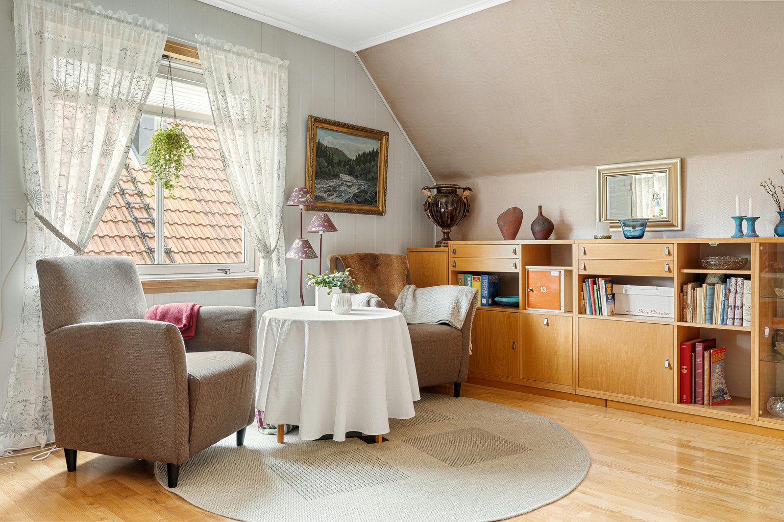 Stuen er lys og luftig med 27 kvadratmeter som gir stor frihet til møblering. Galleribilde