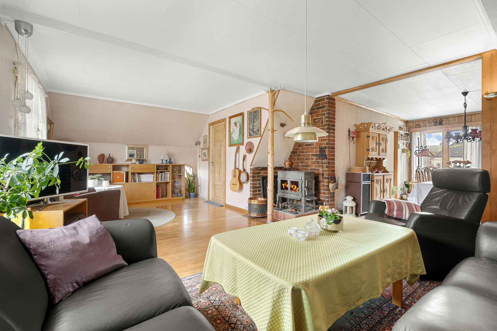 Vedfyring sørger for gunstigere strømforbruk og en lun atmosfære. Galleribilde