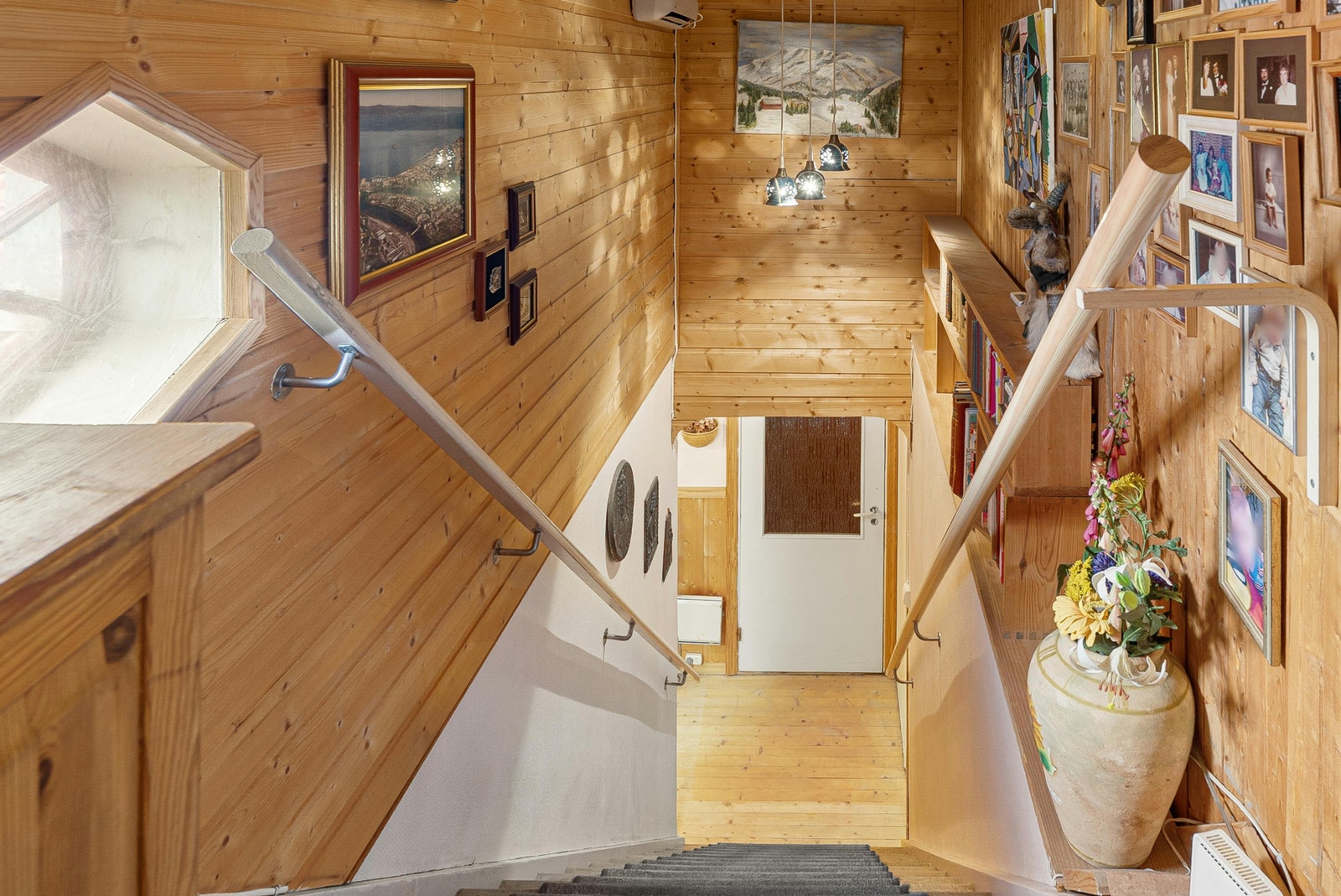 Trapp ned fra 2 etasje. Galleribilde