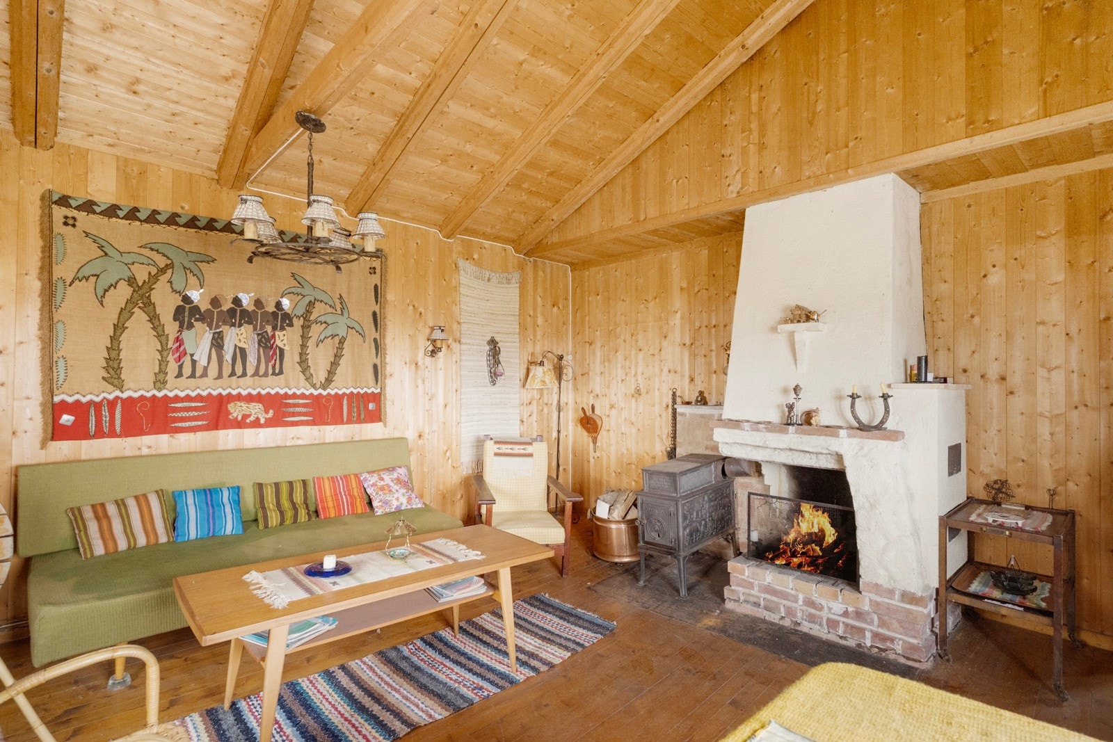 Romslig stue med vedovn og åpen peis Galleribilde