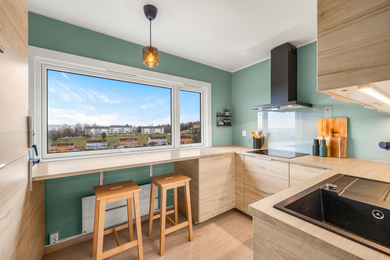 Flott utsikt fra vinduet og plass til en hyggelig frokostplass under. Galleribilde