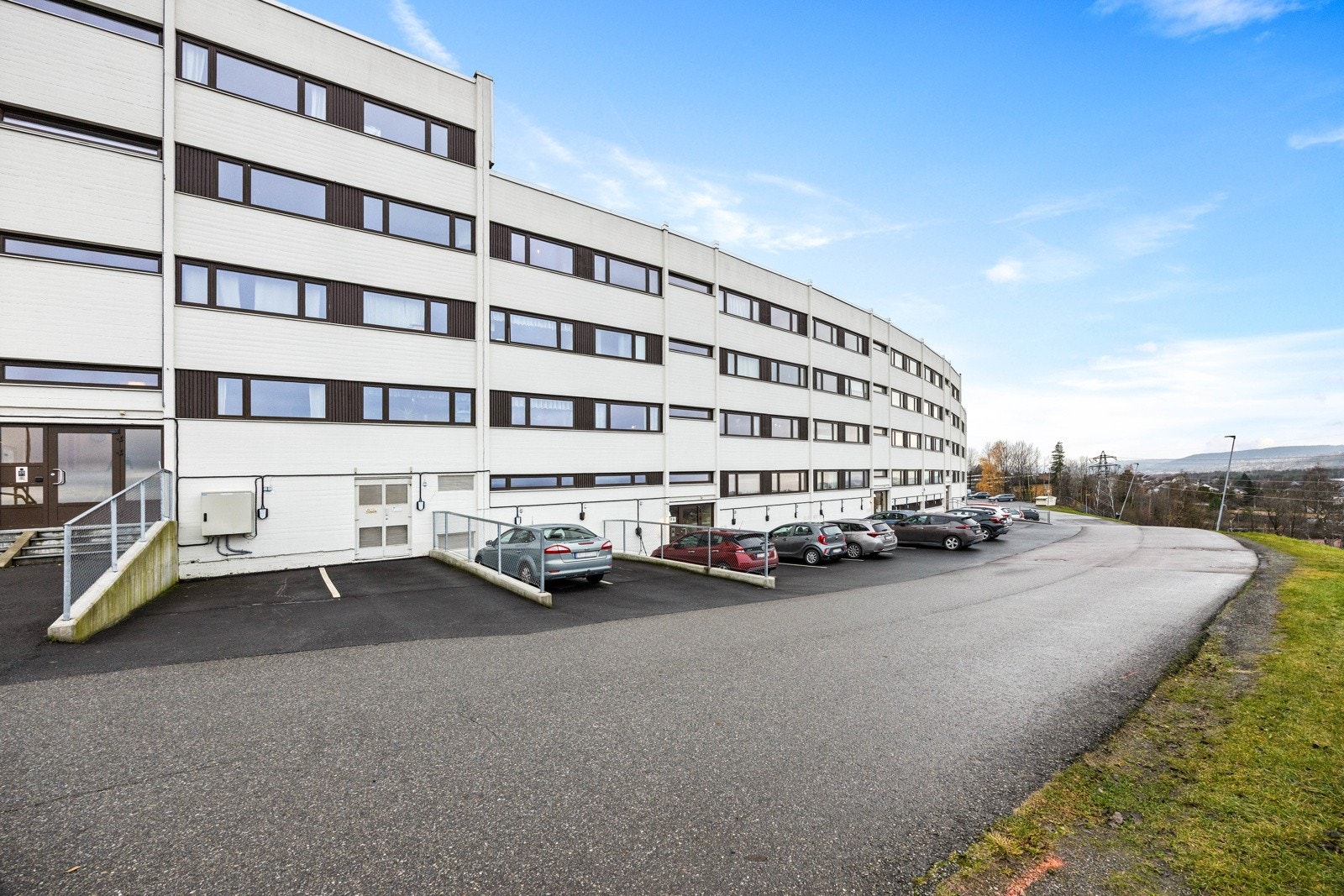 Det er muligheter for å leie utvendig parkeringsplass i borettslaget. Galleribilde