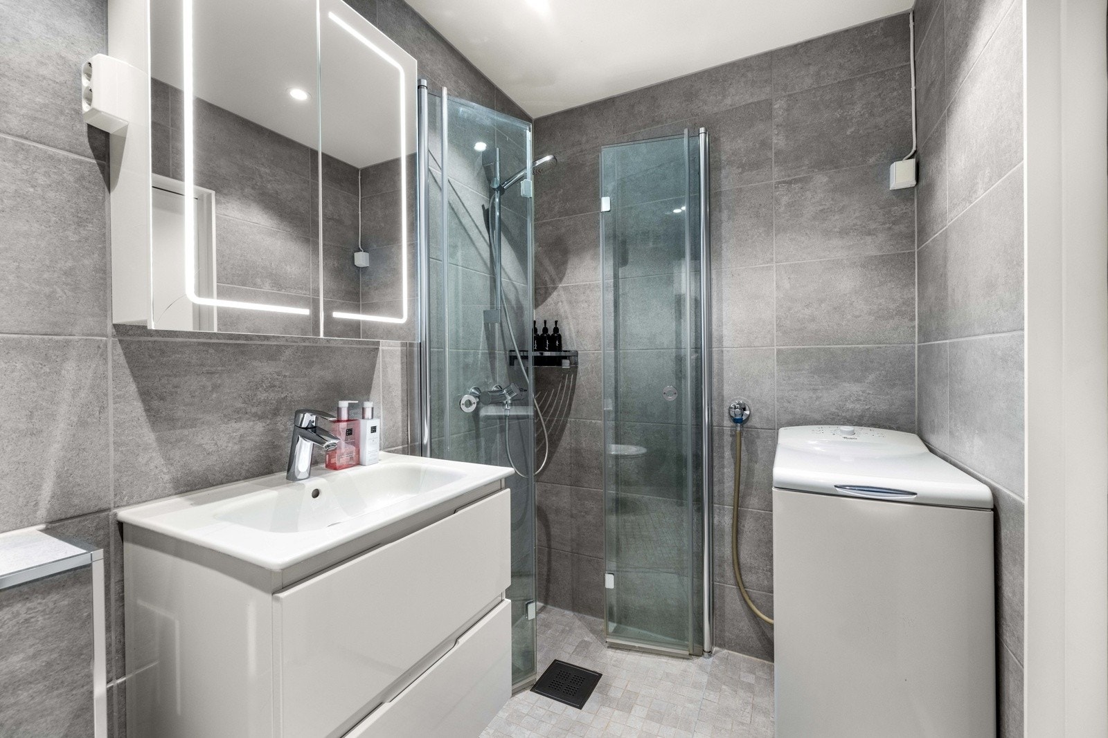 Badet ble pusset opp i 2019 og fremstår som moderne og lekkert. Opplegg for vaskemaskin. Galleribilde