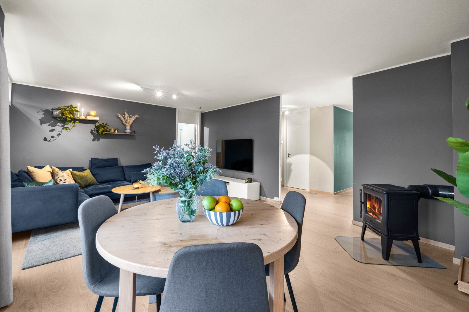 Stuens utforming gir plass til både spisebord og sofagruppe. Galleribilde