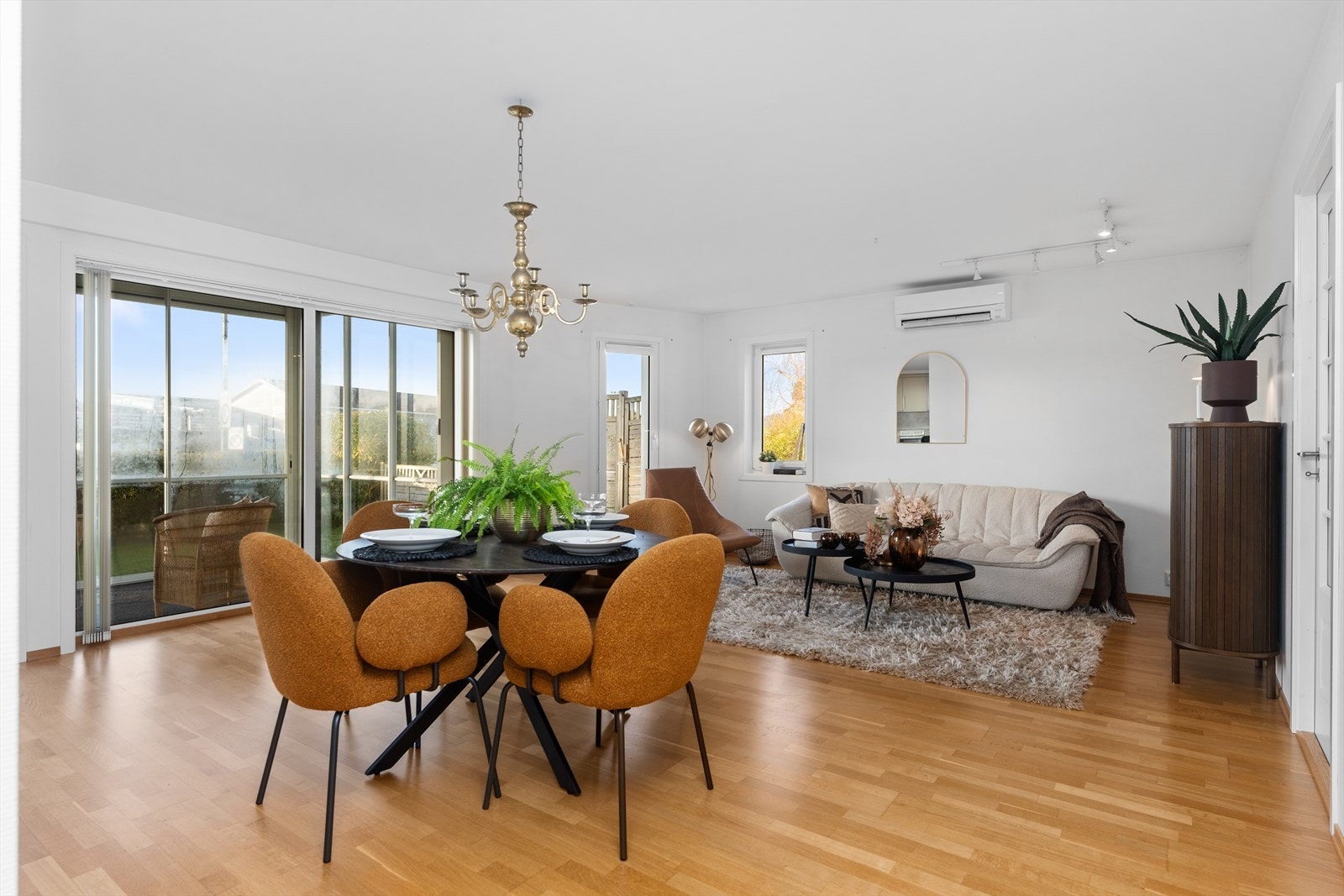 Stuen er lys og romslig med god plass til møblering i flere soner - utgang til innglasset hagestue og hage direkte fra stuen Galleribilde