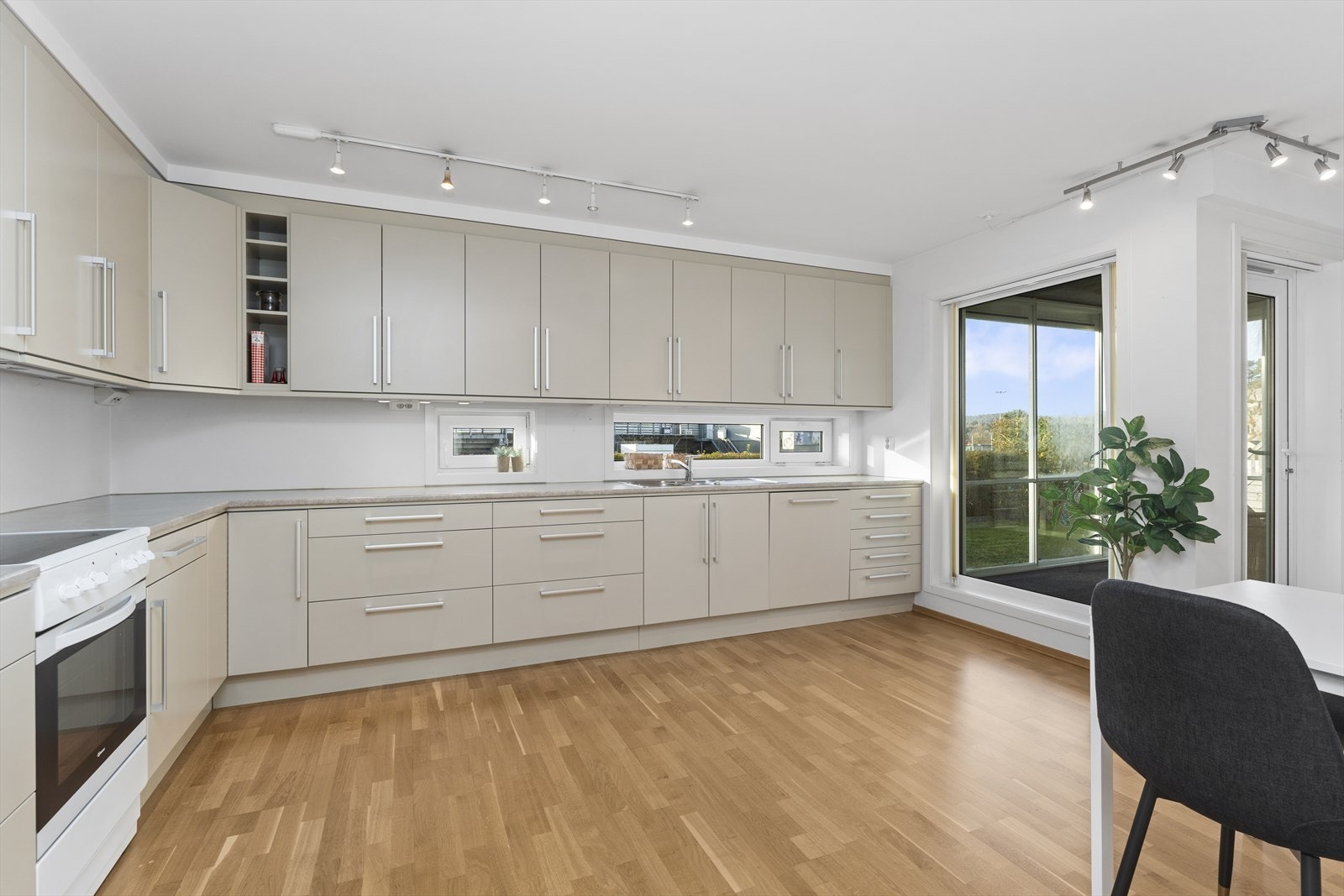 Godt med skapplass og gode arbeidsflater - rommet har store vindusflater som gir godt med naturlig lys og utgang til hagen Galleribilde