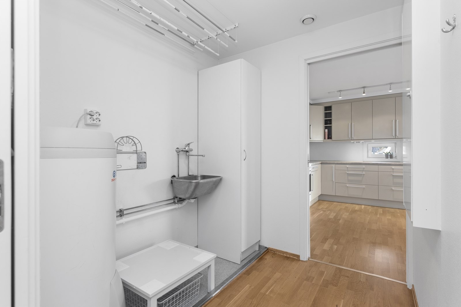 Vaskerommet er praktisk plassert rett ved gangen med gjennomgang til kjøkkenet Galleribilde