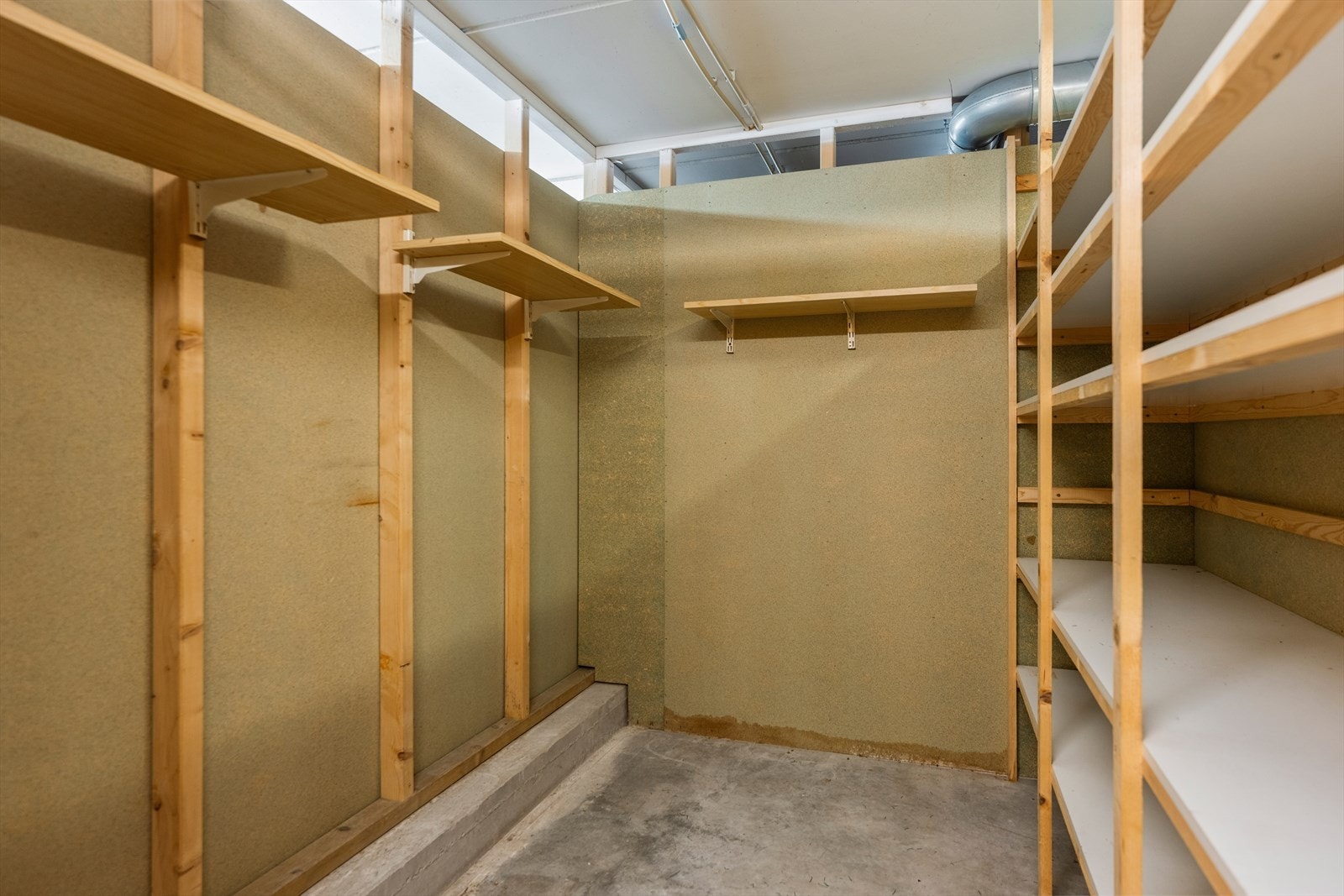 Bod i tilknytning til felles garasjeanlegg i kjelleren Galleribilde