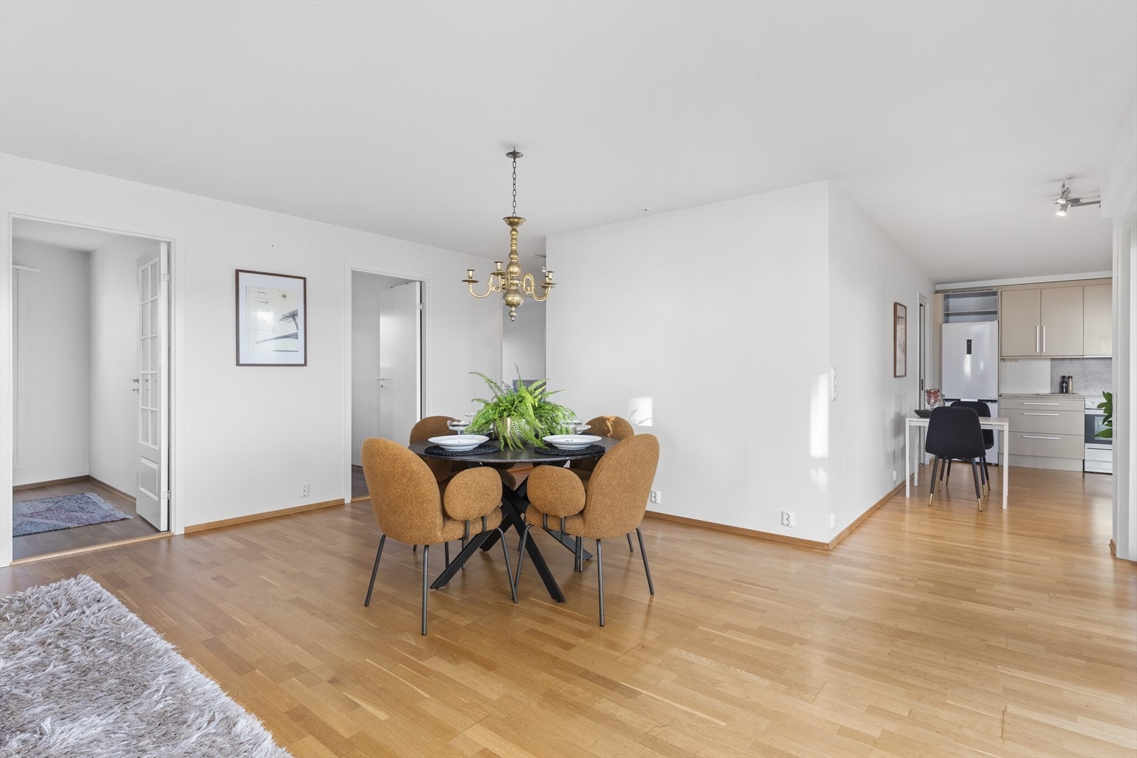 Kjøkkenet ligger i forlengelse av stuen Galleribilde