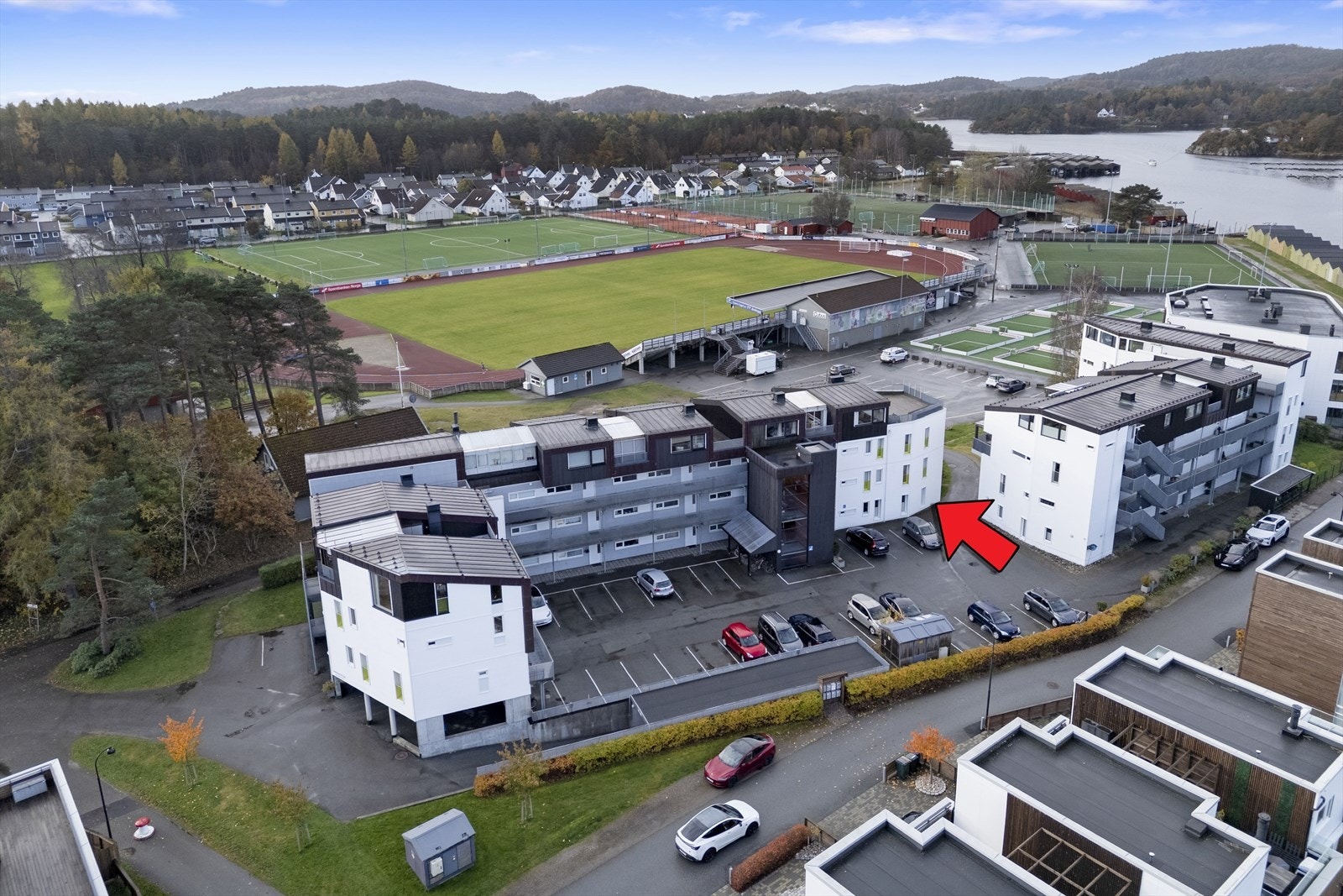 Leligheten ligger på enden og det er adgang til både leiligheten og hagen direkte fra uteområdene Galleribilde