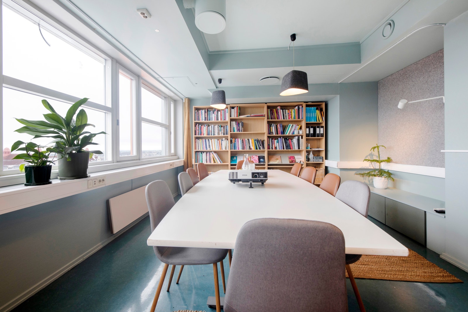 Møterom med dagens standard, lyst og åpent Galleribilde