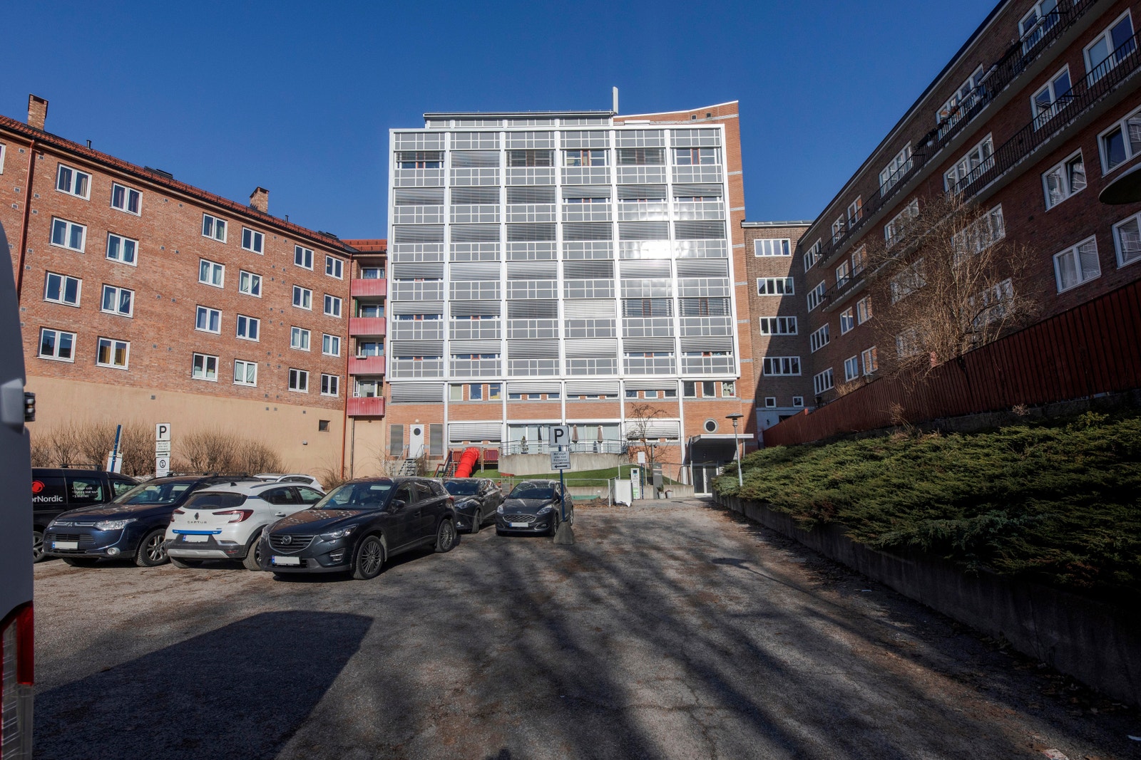 Fasade mot gårdsrom og god parkeringsdekning rett utenfor bygget Galleribilde