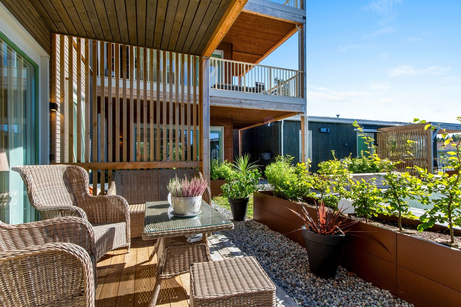 sydvendt terrasse på ca. 11 kvm, vendt mot en flott anlagt takhage Galleribilde