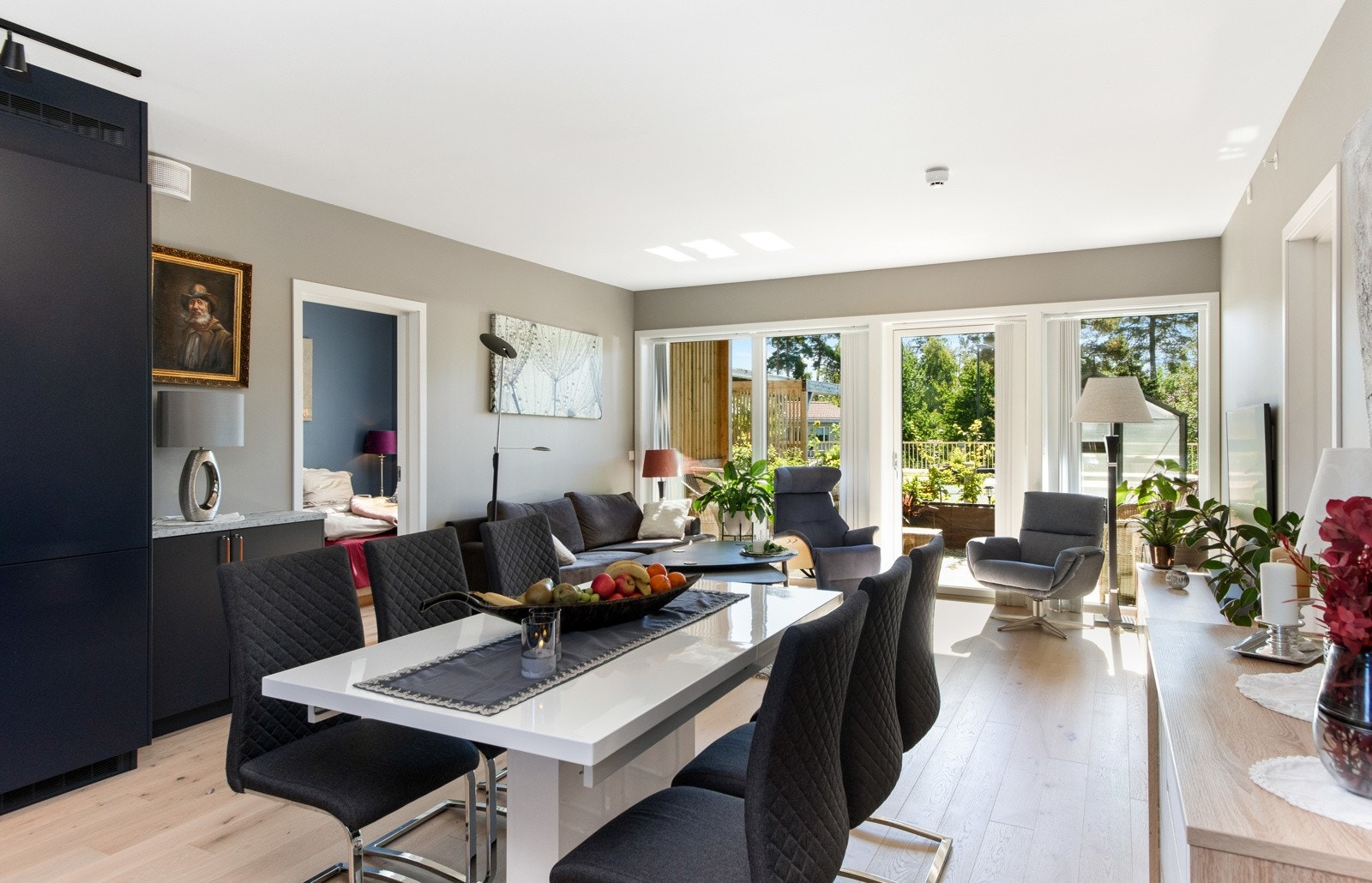 Planløsningen er gjennomtenkt med gjennomgående stue i åpen løsning til et elegant kjøkken med integrerte hvitevarer Galleribilde