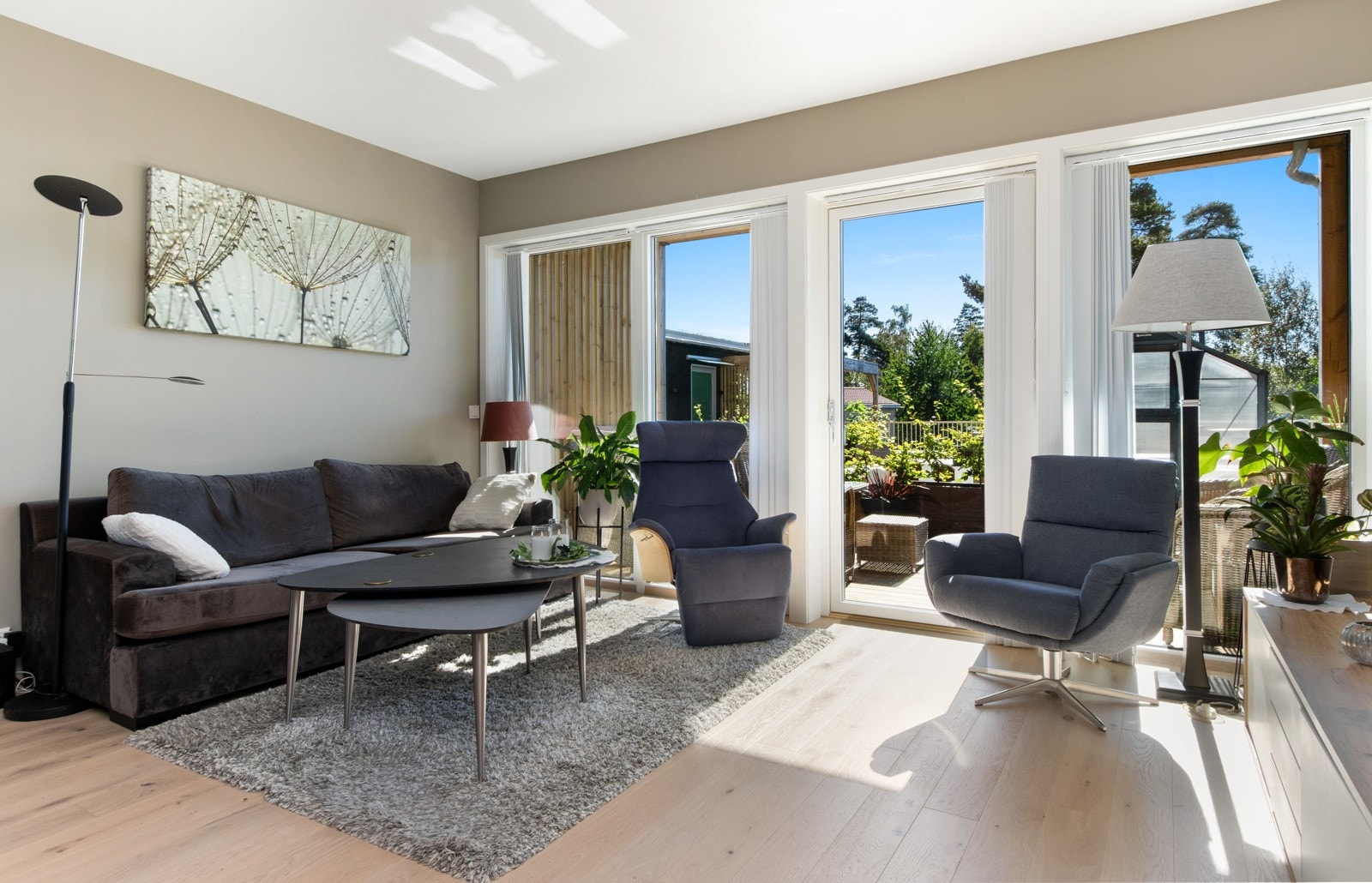 Planløsningen er gjennomtenkt med gjennomgående stue i åpen løsning til et elegant kjøkken med integrerte hvitevarer Galleribilde