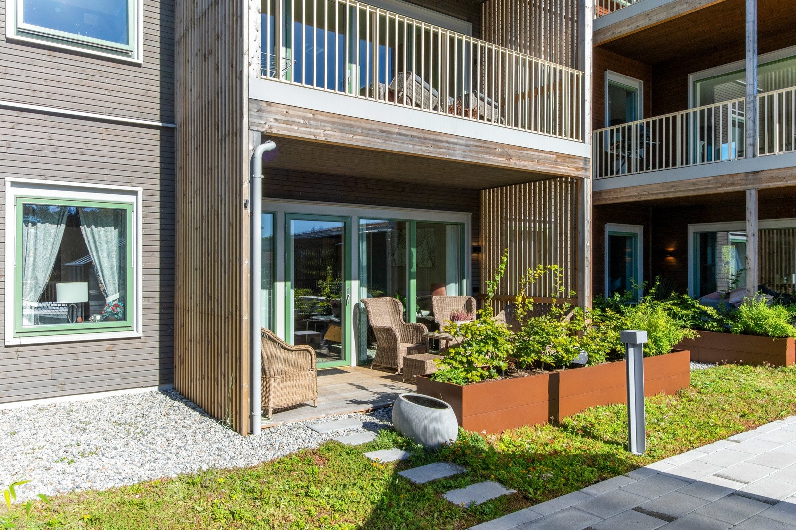 Eie Eiendomsmegling ved Tonny Nielsen ønsker velkommen til Lekker 3-roms fra 2023 med sydvendt terrasse mot felles takhage, 2 moderne bad og garasjeplass. Landlig og sentralt. Galleribilde