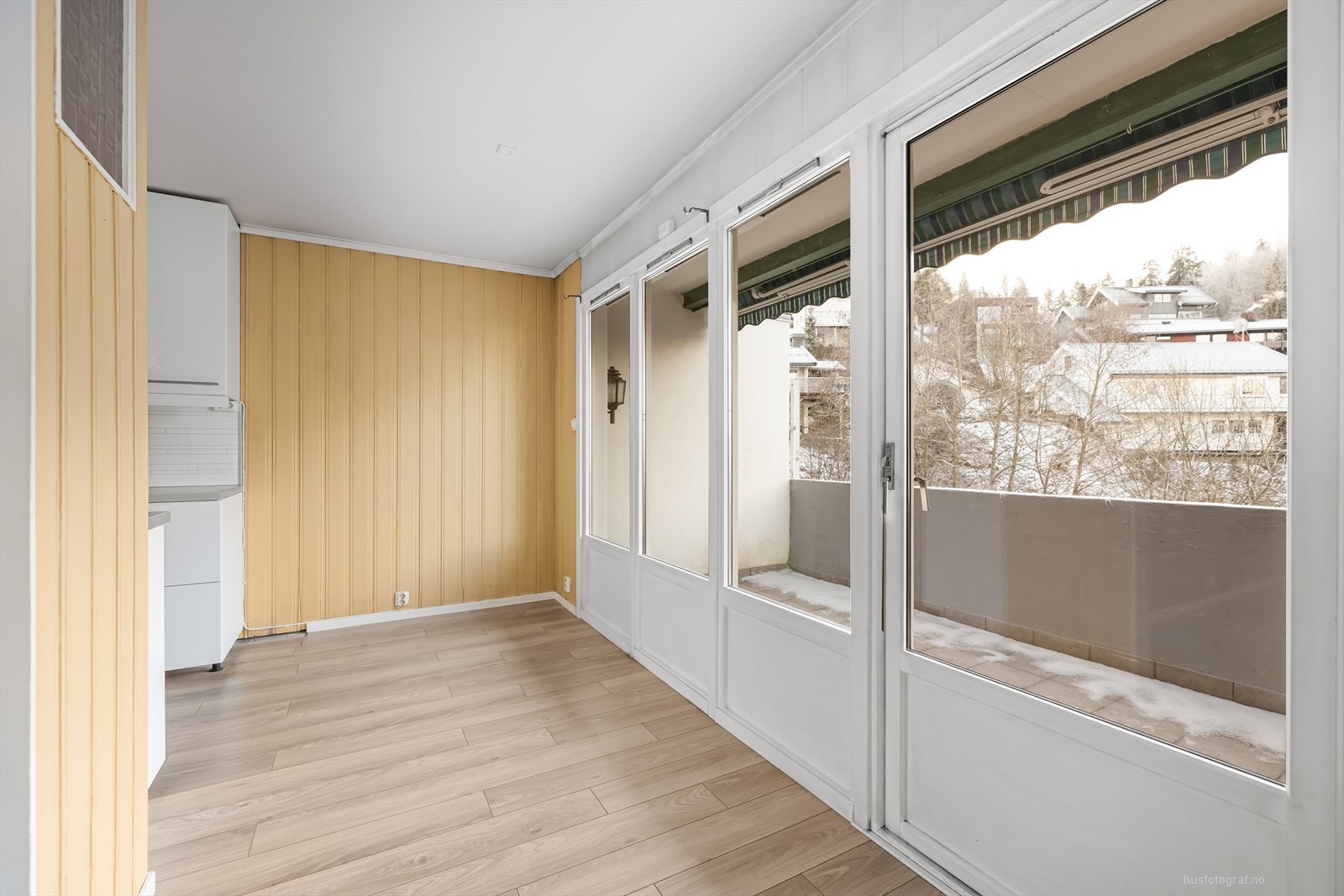 Utgang til balkong fra stue/kjøkken. Galleribilde