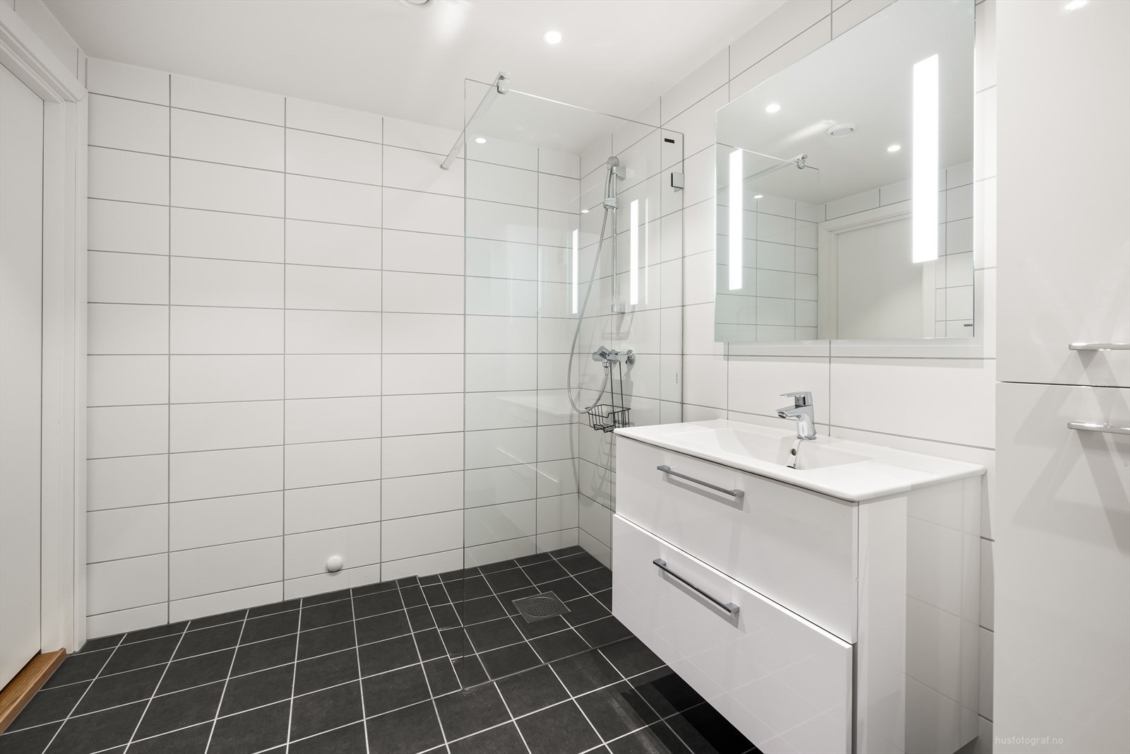 Tidløst og flislagt bad. Galleribilde