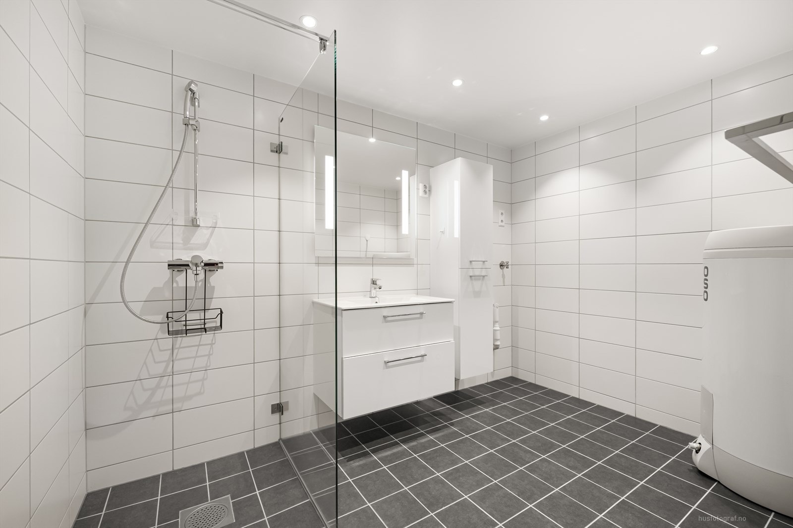 Oppusset nytt bad, meget romslig. Galleribilde