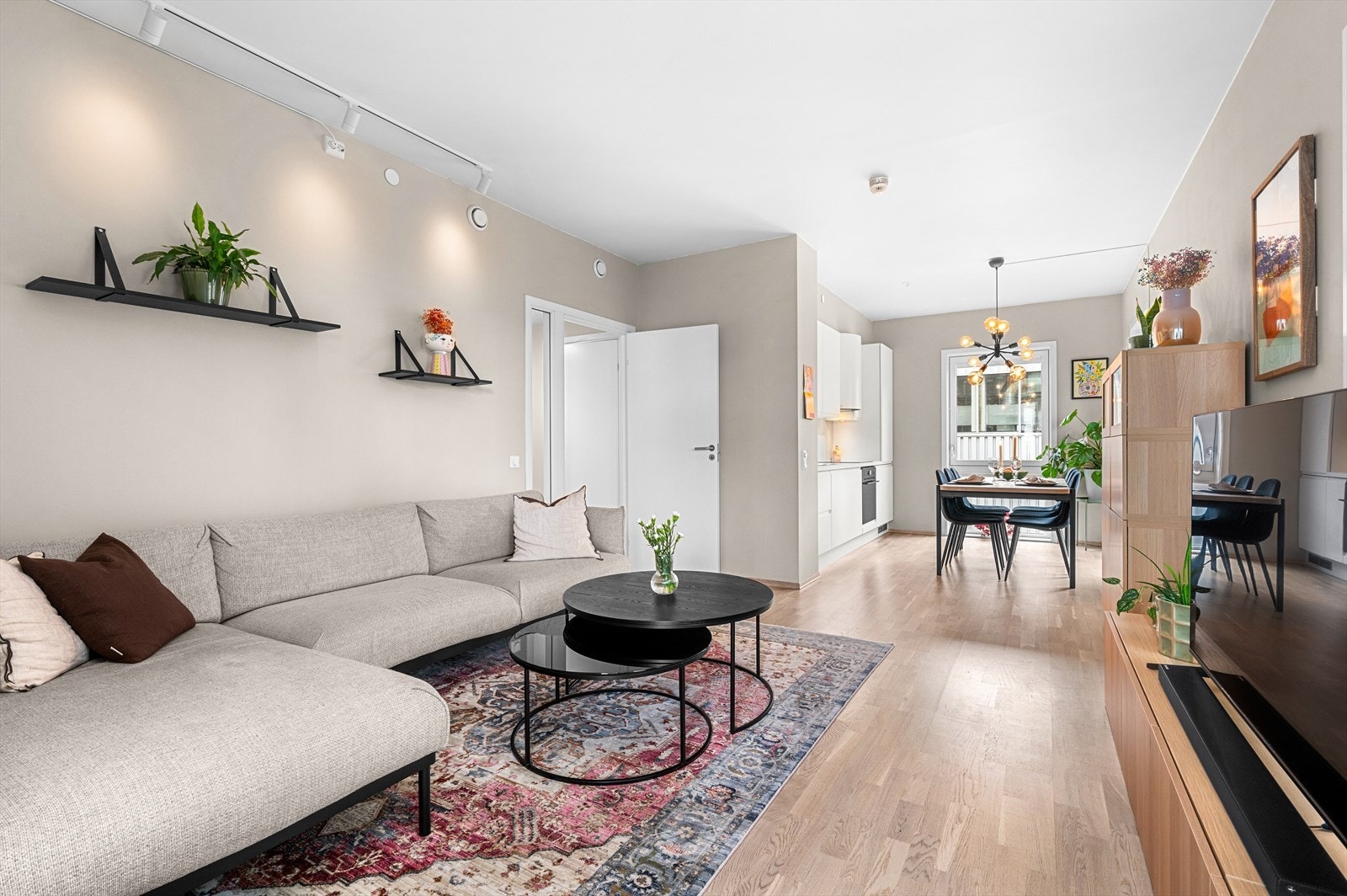 Velkommen til Julianus Holms veg 30 - En innholdsrik og moderne 3-roms selveierleilighet i flotte omgivelser. Galleribilde