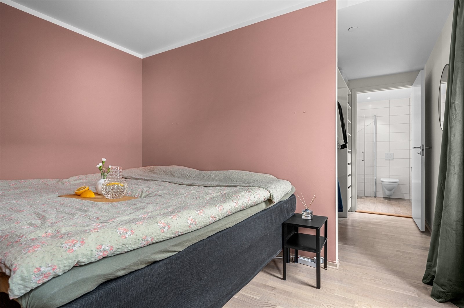 Rommet byr på den optimale følelsen av et masterbedroom med walk-in-closet og eget baderom. Galleribilde