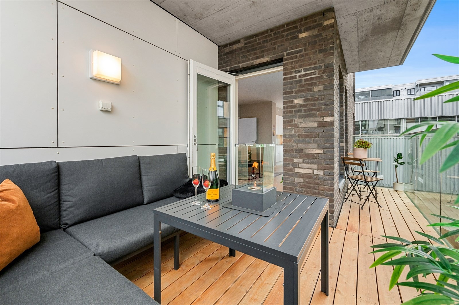 På balkongen er det god plass til ønsket utemøblement. Galleribilde