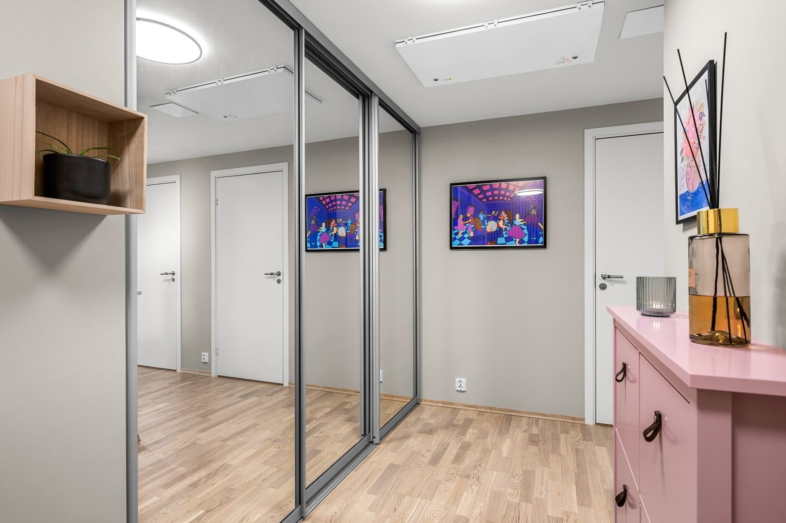 Her er det montert en praktisk skyvedørsgarderobe for ekstra oppbevaring og lagringsmuligheter. Galleribilde