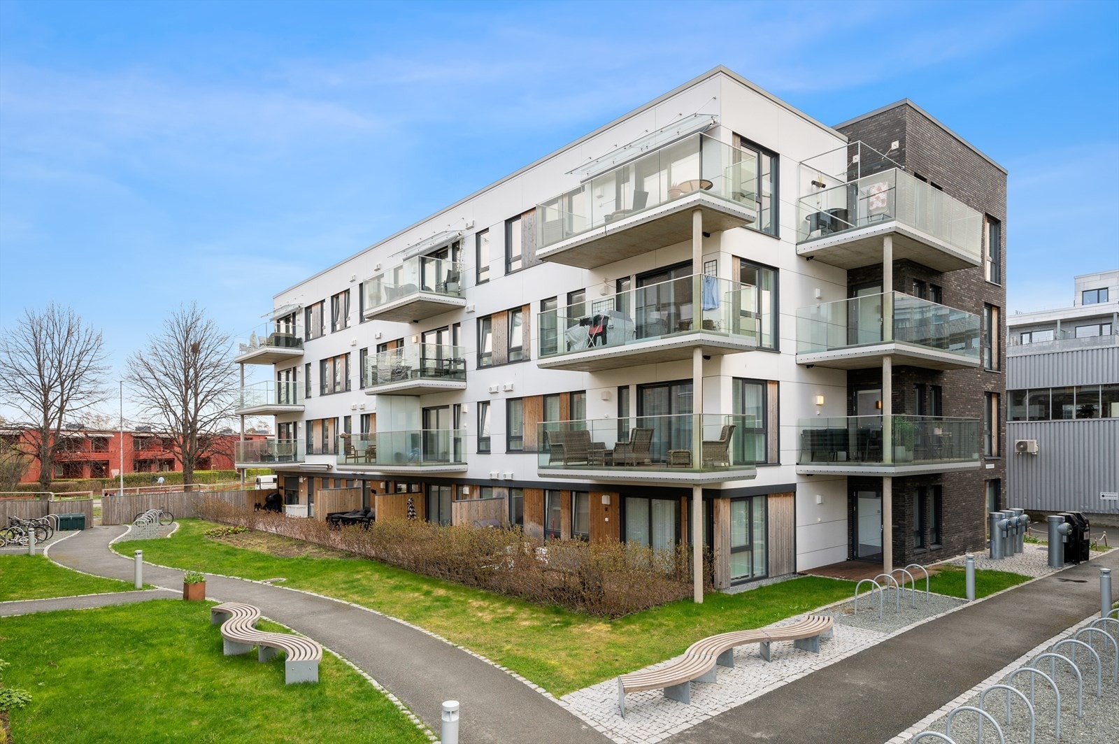 Her bor du i en av byens mest attraktive bydeler med gangavstand til både kjøpesenter, dagligvarebutikk, kollektivtransport, 3T- Lade, samt Ladehalvøyas mange grønne lunger og turmål langs Trondheimsfjorden. Galleribilde