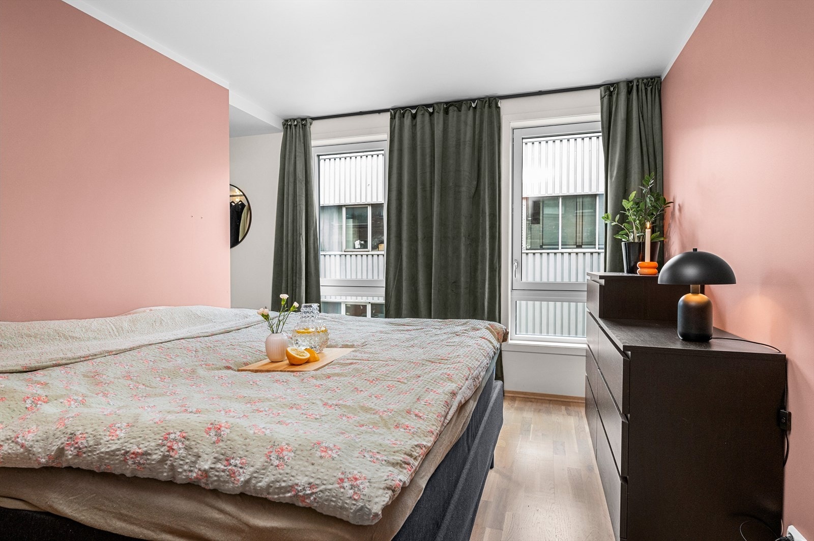 Hovedsoverommet er på gode 10,5 m² og byr på blant annet parkett på gulv, malte flater på vegg og store vindusflater. Galleribilde