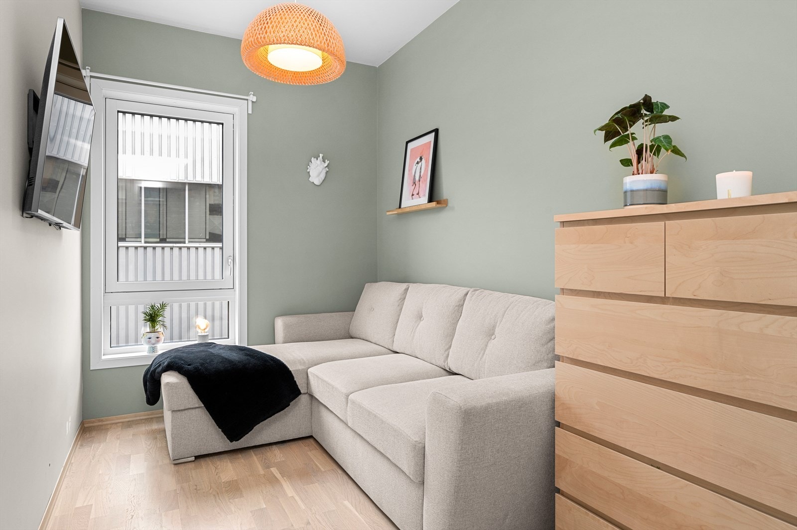 Det andre soverommet er på gode 7 m² og har plass til både stor seng og praktisk garderobeløsning. I dag blir dette brukt som stue/ gjesterom. Galleribilde