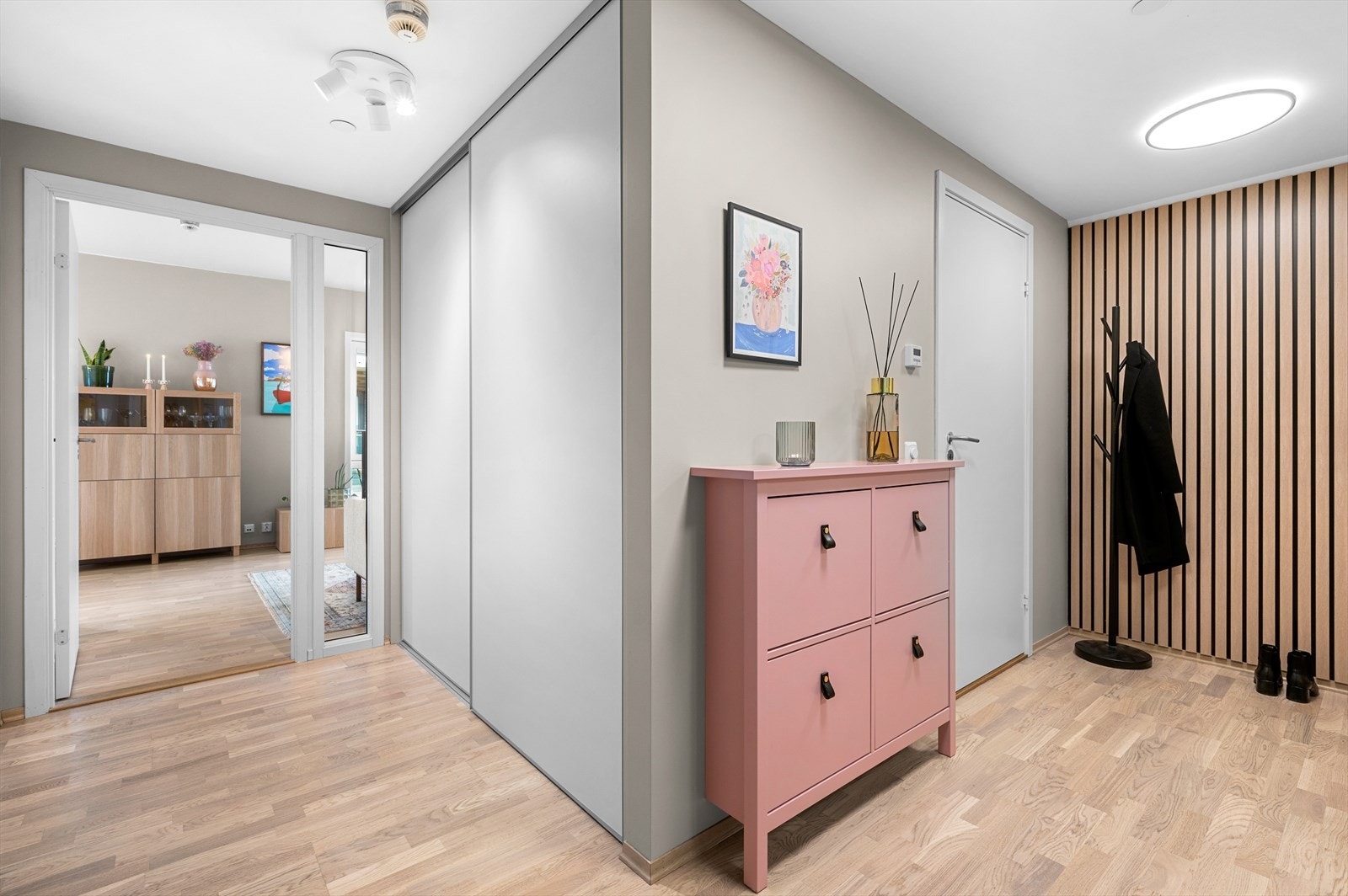 Entreen er på gode 12,5 m² og har god plass til oppbevaring av sko og yttertøy. Galleribilde