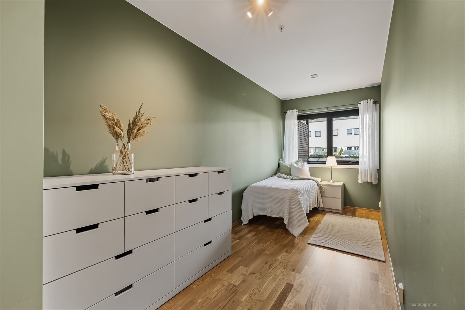 Soverom 1 med god plass til enkelttseng, nattbord og kommode. Galleribilde