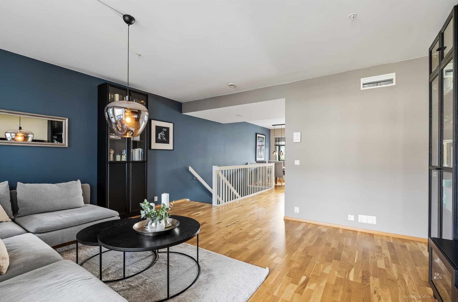 2. etasje er malt i behagelige farger og har plass til både sofakrok og en hyggelig spisestue. Galleribilde