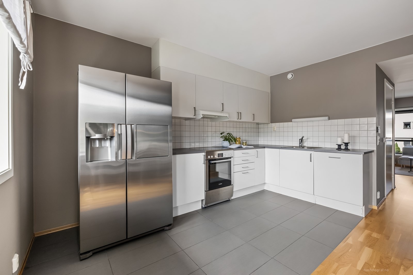 Kjøkkenet fremstår som svært innbydende med gode arbeidsflater, og mye skap- og benkplass. Galleribilde