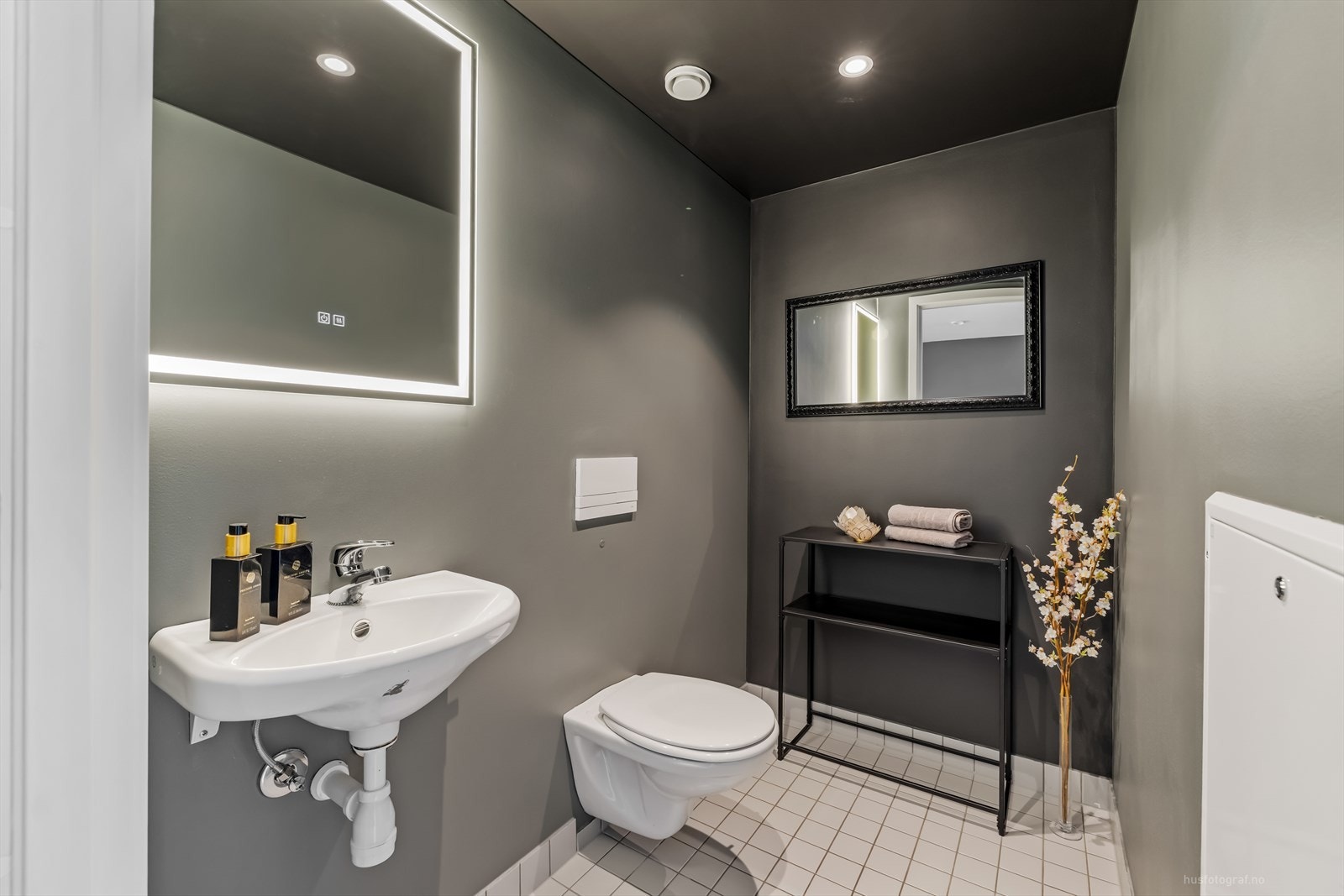 Separat toalett i 2.etasje for gjester. Galleribilde