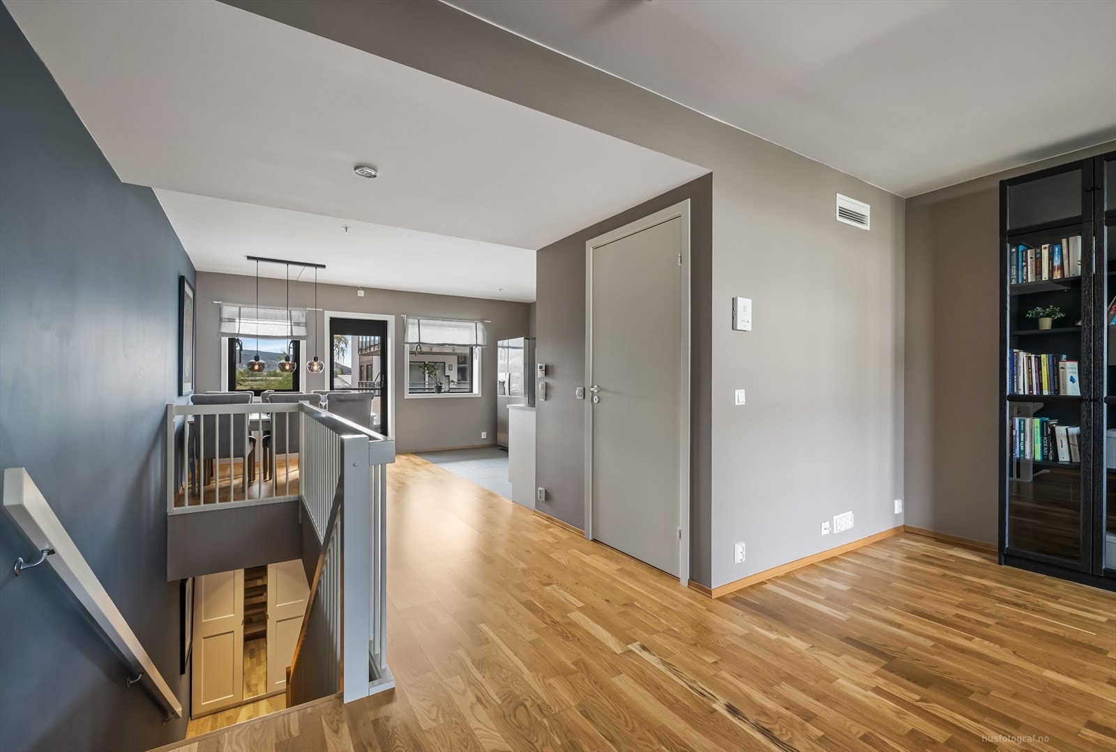 Fra gangen i 2.etasje kan du enten gå til stue og kjøkkenavdeling, eller soveromsavdelingen en trapp ned. Galleribilde