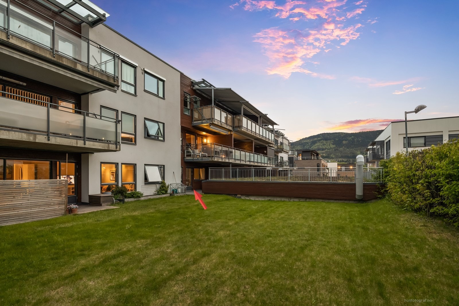 Eiendommen har mye uteplass til disposisjon. Galleribilde