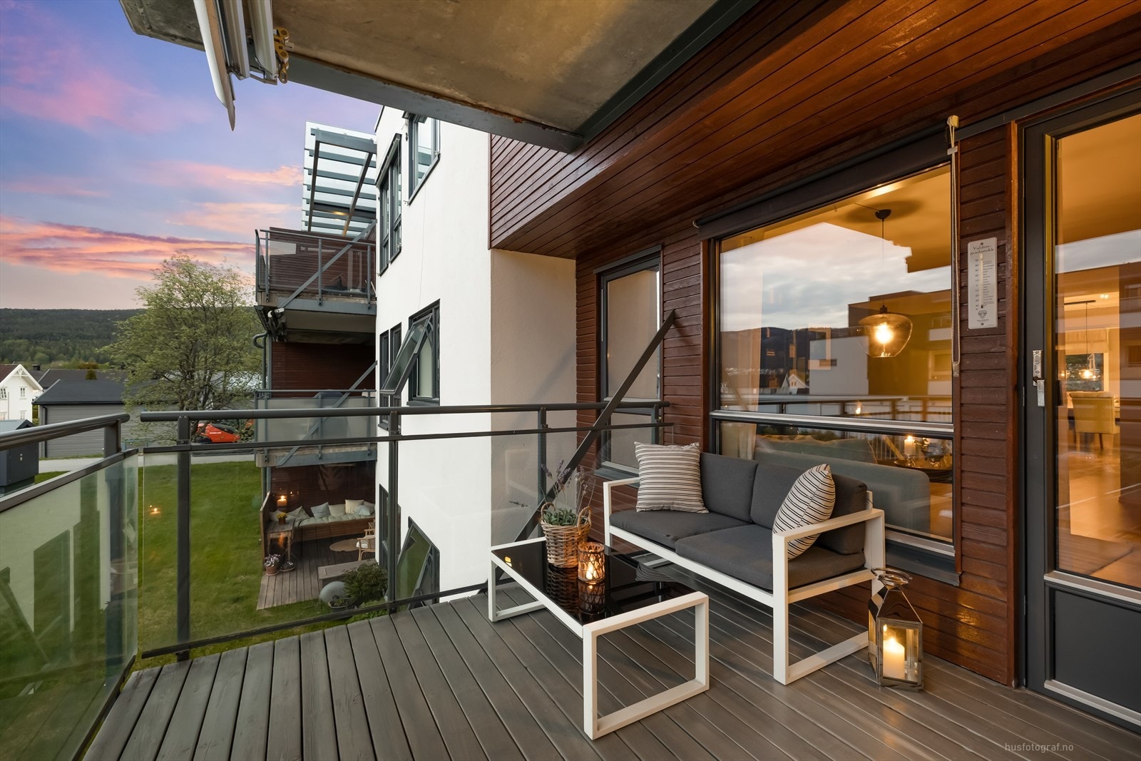 Romslig balkong med god plass for utemøbler og med utgang fra stue. Galleribilde