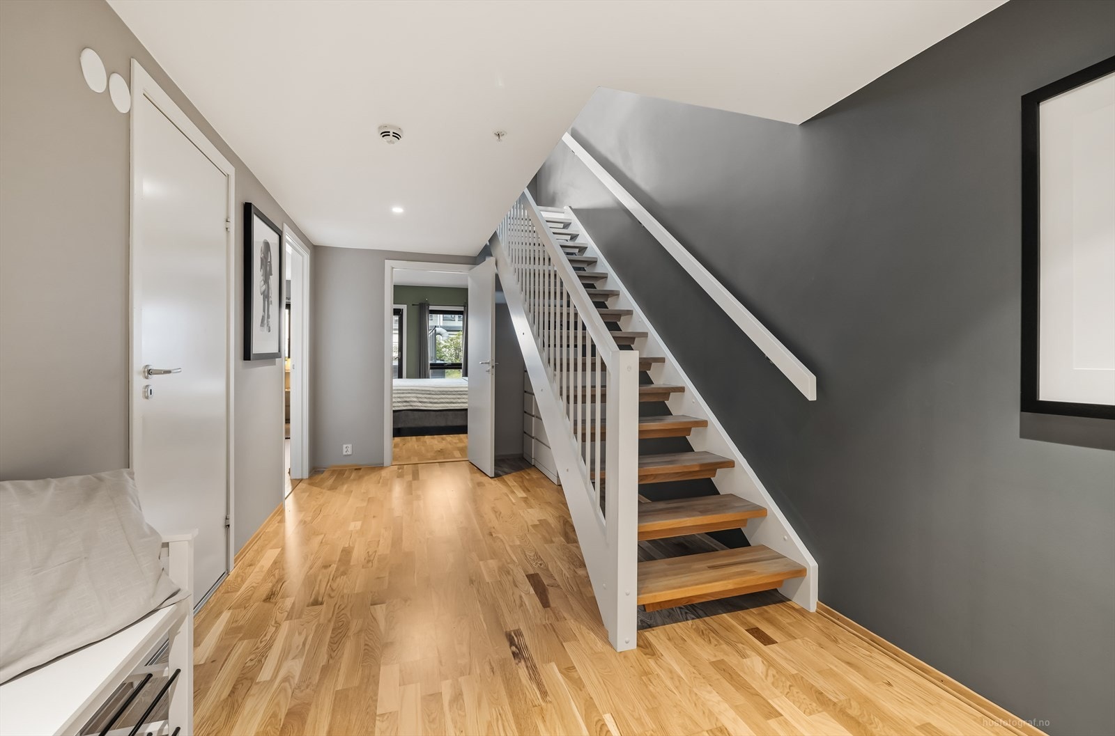 Fra gangen ser vi inn mot soveromene og bad i 1. etasje. Galleribilde