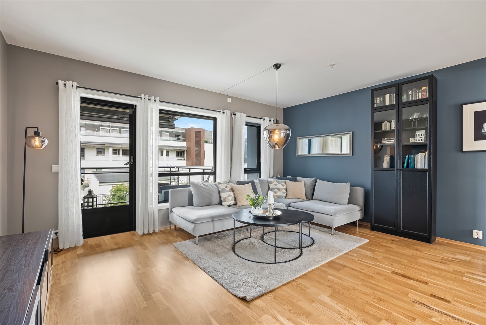 Lys og romslig stue med god plass til møblering og utgang til balkong. Galleribilde