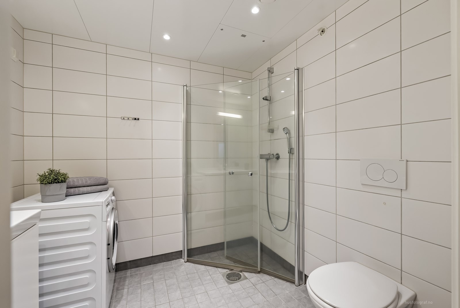 Bad med downlights i tak og varmekabler i gulv. Galleribilde