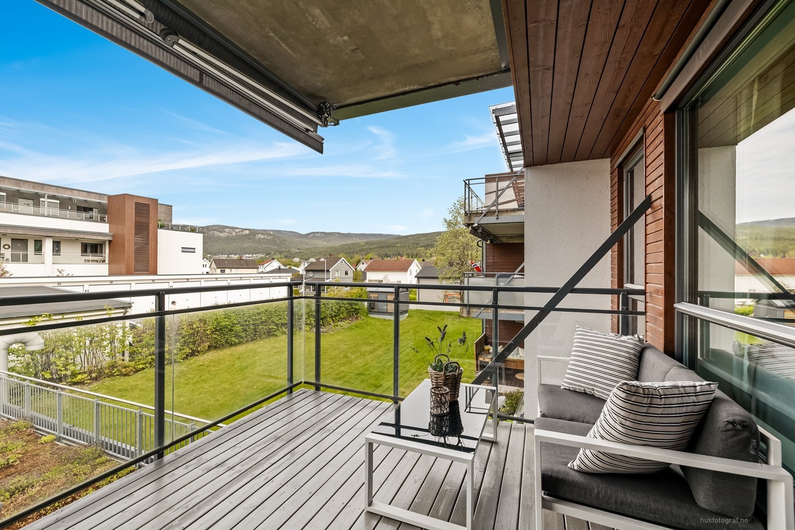 Romslig og solrik balkong i 2. etasje med god plass for utemøbler omgitt av et fredelig nabolag. Galleribilde