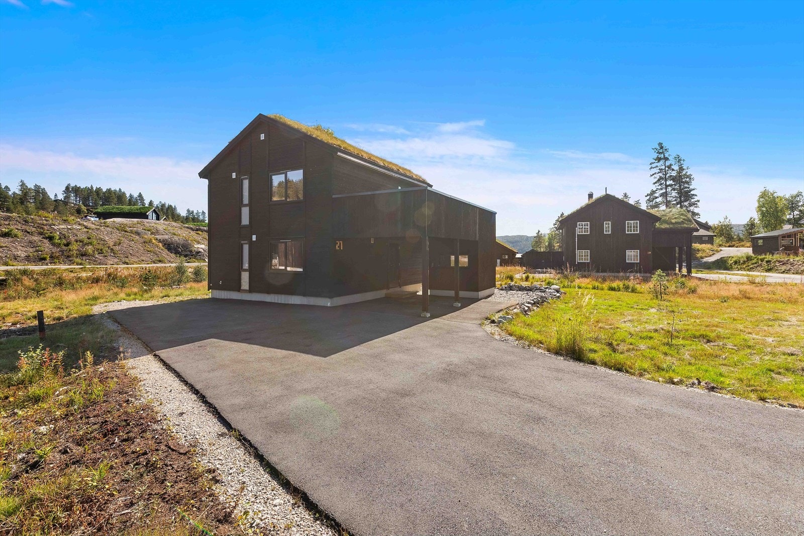 Fin beliggenhet med nydelig utsikt, gode solforhold og skiløyper og turområder rett utenfor døren. Galleribilde