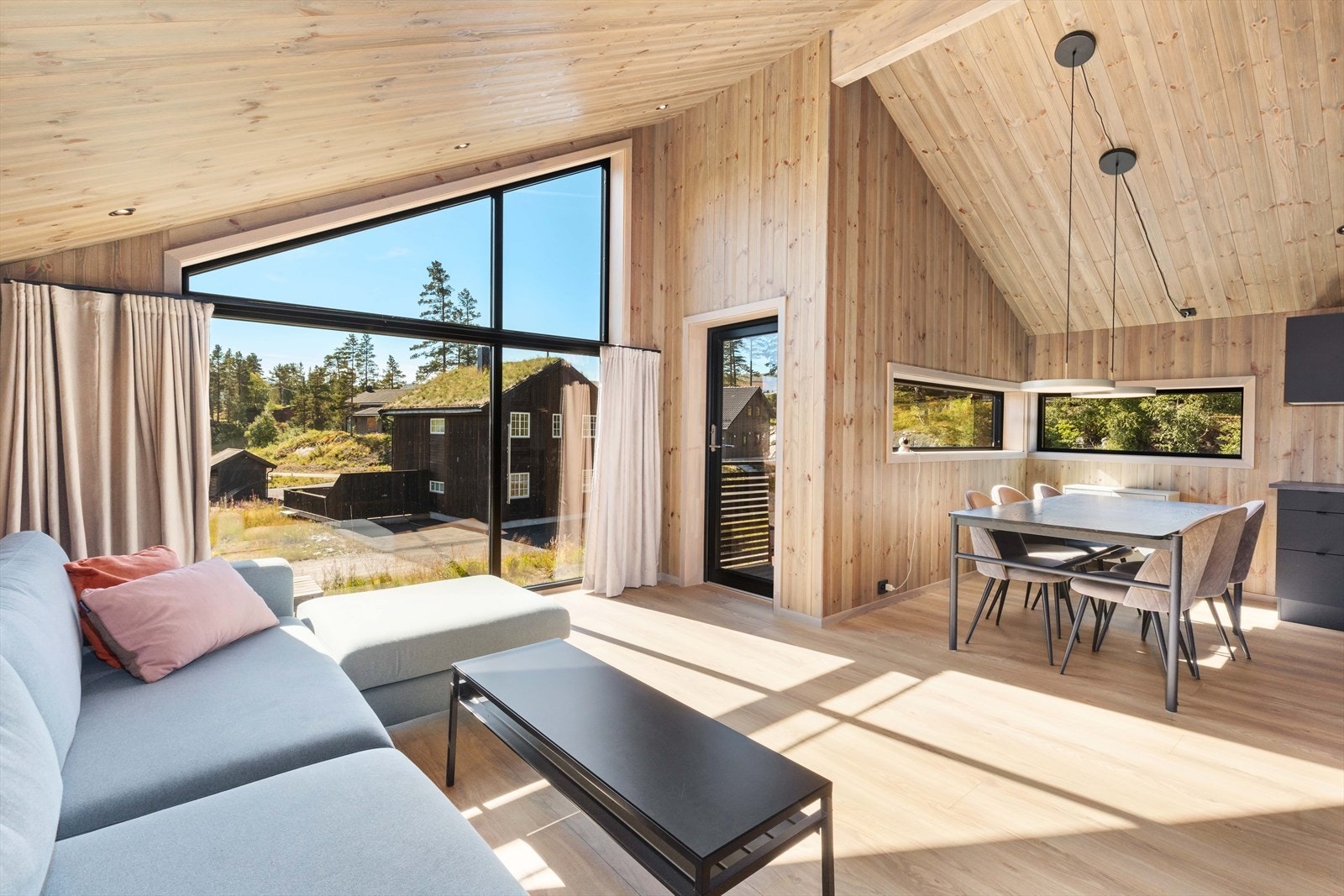 God takhøyde i hele andre etasje som gjør at rommene føles svært luftige. Galleribilde